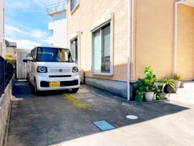 和歌山市栄谷　中古戸建の駐車場|縦列で３台駐車出来ます