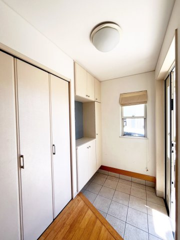 和歌山市栄谷　中古戸建の玄関|●造作玄関収納付きの玄関●収納量も十分！