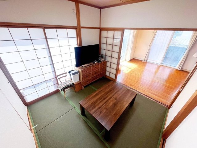 和歌山市栄谷　中古戸建の和室|●リビングと続き間になっている和室●来客の時には扉を閉めて区切ることも可能