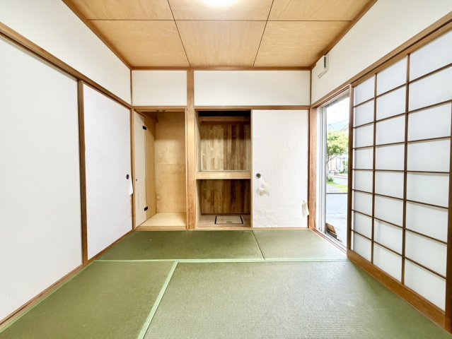 和歌山市栄谷　中古戸建の和室|●リビングと続き間になっている和室●来客の時には扉を閉めて区切ることも可能