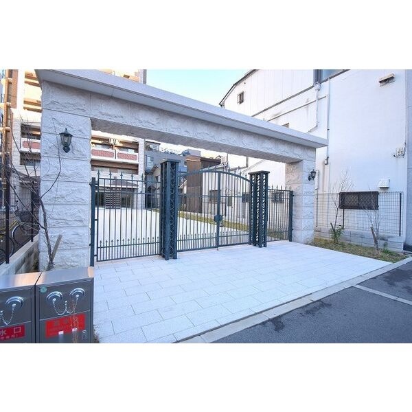 Luxe新大阪4のエントランス