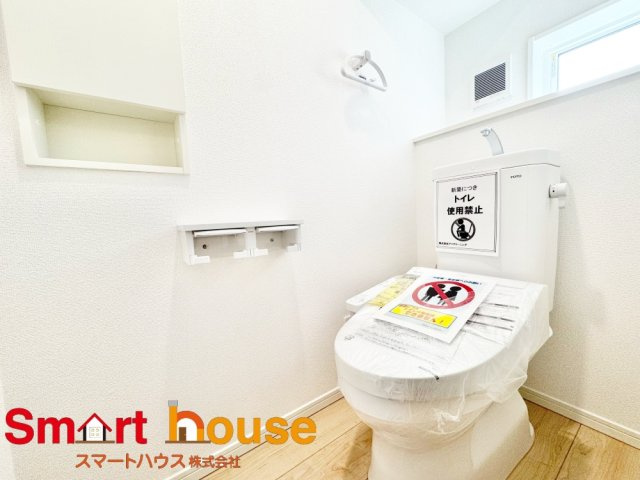 大和市福田第79のトイレ|節水型でエコなトイレには今では当たり前のウォシュレット付き。換気機能も着いているので常に快適ですね♪
