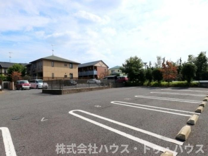 ボナール酒井根　Ⅱ号棟の駐車場
