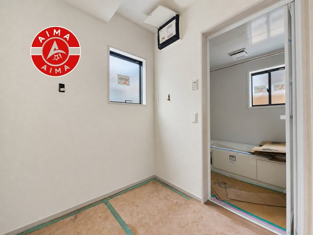 福岡市南区野多目5丁目第5-1棟（1号棟）の脱衣所|ゆとりの洗面スペースで朝の身支度もスムーズに。暮らしを快適に変えるシャワー付洗面台です！