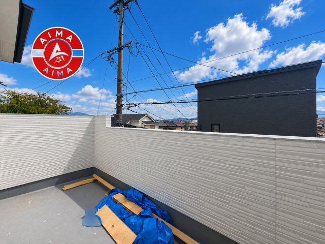 福岡市南区野多目5丁目第5-1棟（1号棟）の外観：施工例|風をしっかりと感じられるバルコニーでは、毎日が洗濯日和です。広々としているので洗濯も楽しくなるでしょうし、気分転換にバルコニーからの眺めを楽しむのもいいでしょう。