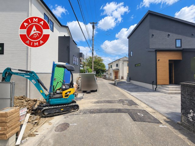 福岡市南区野多目5丁目第5-1棟（1号棟）の前面道路含む現地写真|前面道路は閑静な住宅地をはしる車通りの少ない道路。お車の出し入れが苦手なママや小さなお子様にも安心ですね。しっかり舗装もされているので、ベビーカーや自転車で通っても快適に通行できます。