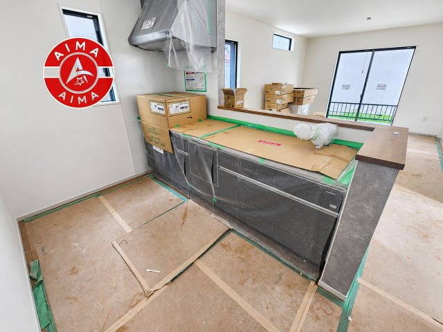 福岡市南区野多目5丁目第5-1棟（1号棟）のキッチン|ダイニングテーブルへの配膳がラクラク、お料理はかどるカウンター付きシステムキッチン！