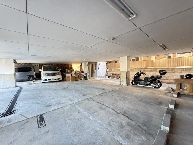 エム・センチュリーの駐車場