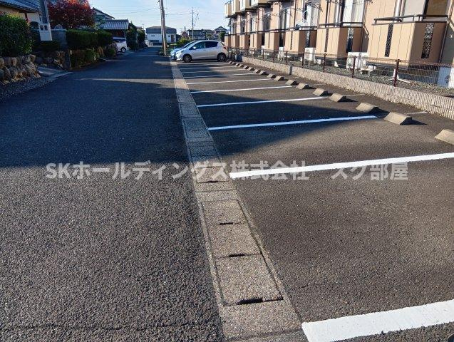 ルミナス若狭　２棟の駐車場