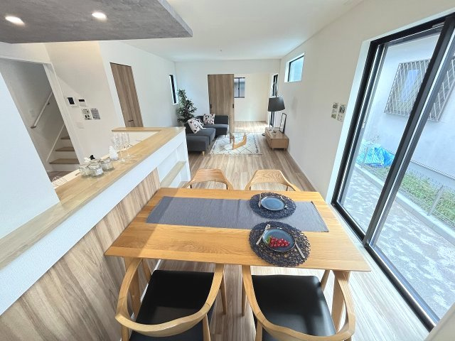 【居間・リビング】 | 福岡市早良区田隈3丁目7期　1号棟（全1棟）【仲介手数料無料・0円】 | 現地写真。