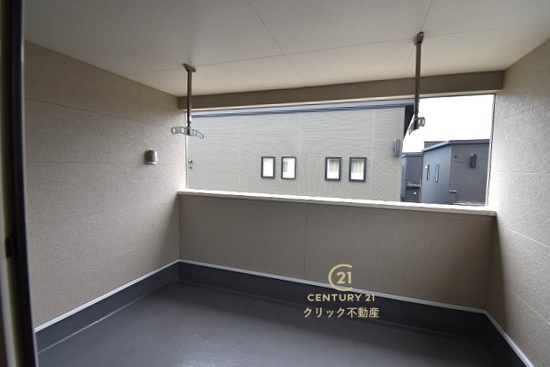 Cradlegarden　 笠間市旭町　第9　2のバルコニー|インナーバルコニーは洗濯物外干し派の強い味方！天気が変わりやすい季節の外出も安心です。外出が難しい日に出るだけでも気分転換になる、嬉しいスペースです。