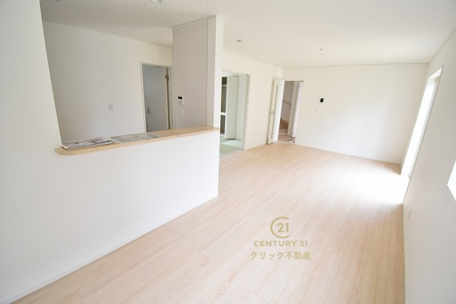 Cradlegarden　 笠間市旭町　第9　2の居間・リビング|カーテンやラグの色、質感、選ぶ家具などでお部屋の雰囲気が変わります。お好みのインテリアを楽しみましょう♪白を基調とした内装ですので、あらゆるスタイルが馴染みます。