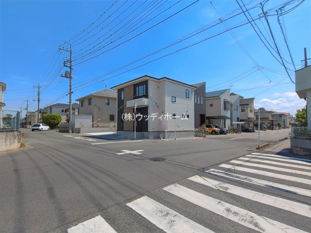 越谷市大林13期　新築一戸建ての前面道路含む現地写真