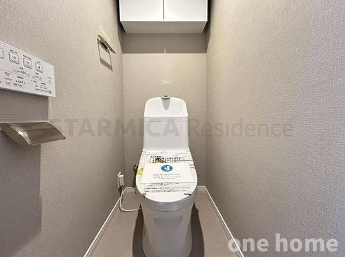 ライオンズマンション新大阪第6のトイレ|◆新調された温水洗浄便座付きトイレです！操作がしやすい壁掛けリモコン！
◆背面には棚が設けられ、トイレットペーパーなどを収納できます！