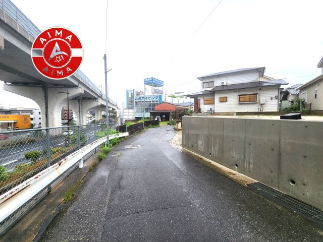 福岡市西区拾六町4丁目第6-1棟（1号棟）の前面道路含む現地写真|前面道路は閑静な住宅地をはしる車通りの少ない道路。お車の出し入れが苦手なママや小さなお子様にも安心ですね。しっかり舗装もされているので、ベビーカーや自転車で通っても快適に通行できます。