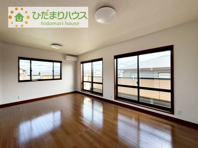 【寝室】 | 下妻市小島　中古戸建 | バルコニーに面していて、たっぷり光りの入る明るい主寝室です！