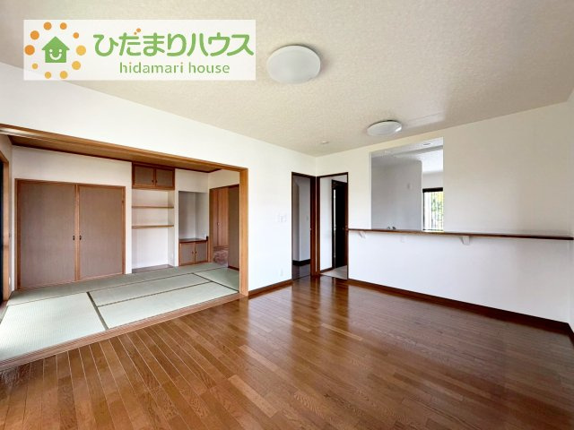 【居間・リビング】 | 下妻市小島　中古戸建 | リビングの大きな窓からは、暖かな日の光が降り注ぎます・・・