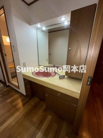 神戸市東灘区鴨子ケ原１丁目の賃貸マンションの洗面所|広い洗面スペース