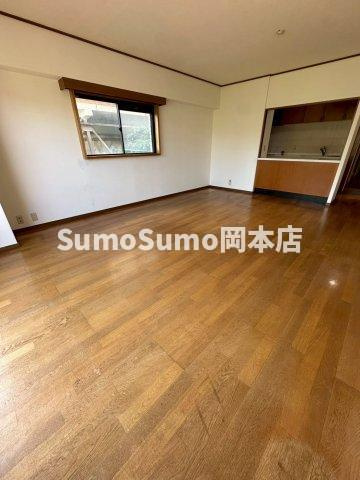 神戸市東灘区鴨子ケ原１丁目の賃貸マンションの居間・リビング|ゆったりとした居間です