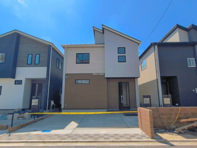 入間郡三芳町大字北永井の新築一戸建の外観|37坪以上のゆとりの敷地に建つ4LDK ！
折上天井で開放的な18帖のリビング♪