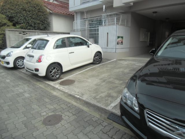 キャッスルミニ松園の駐車場