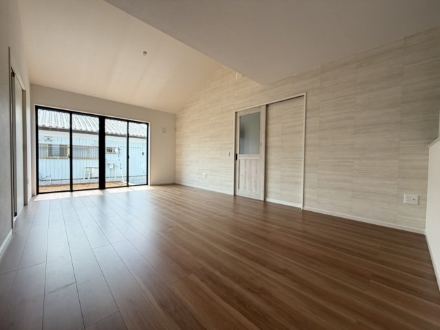 平屋建の新築物件♪土浦市板谷の居間・リビング|日当たりの良いリビングです