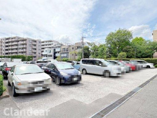 北千住パークファミリアの駐車場|ドキドキの新生活も、安心してスタート。ぴったりの住まいを見つけませんか？クランディアが一緒に住まい選びをサポートします‼　まずは、お気軽にお問合せください　＃クランディア