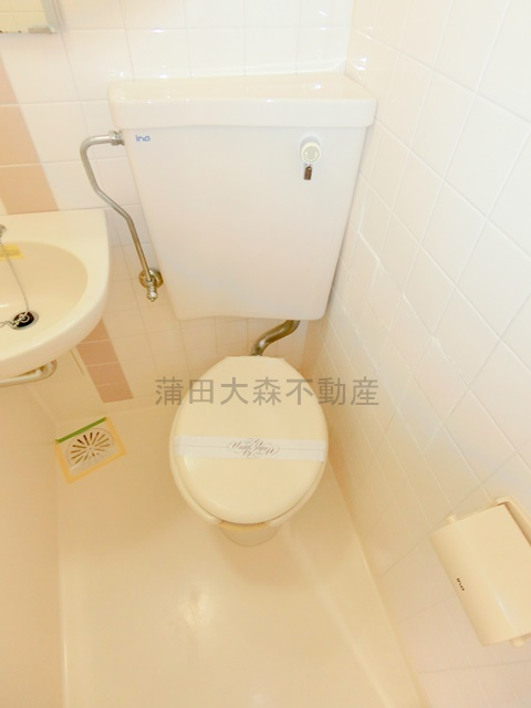 ライオンズマンション千鳥町のトイレ|吊戸棚と温水洗浄便座付きのトイレ