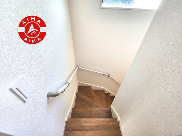 福岡市南区鶴田2丁目第8-1棟（4号棟）の内装|＜手すり付階段＞手すりがないと階段の昇り降りで危険なことはもちろん、壁に手をつきながら歩くことで壁紙が汚れやすくなります。すべての方に快適に昇り降りしていただくため、手すりを設置しました。