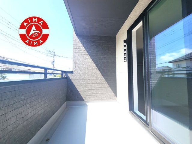 福岡市南区鶴田2丁目第8-1棟（4号棟）のバルコニー|風をしっかりと感じられるバルコニーでは、毎日が洗濯日和です。広々としているので洗濯も楽しくなるでしょうし、気分転換にバルコニーからの眺めを楽しむのもいいでしょう。