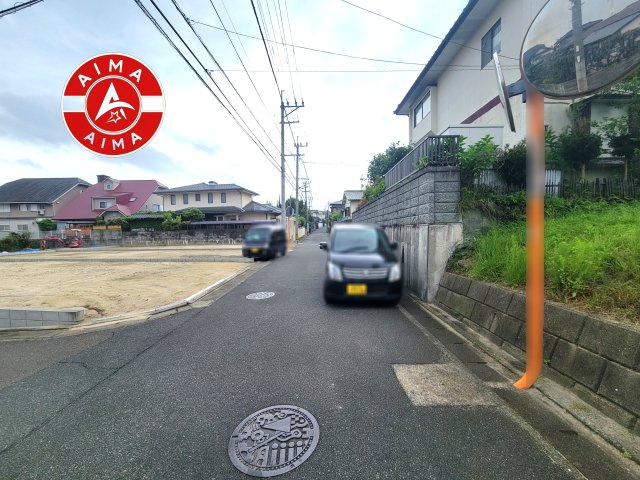 福岡市南区鶴田2丁目第8-1棟（4号棟）の前面道路含む現地写真|前面道路は閑静な住宅地をはしる車通りの少ない道路。お車の出し入れが苦手なママや小さなお子様にも安心ですね。しっかり舗装もされているので、ベビーカーや自転車で通っても快適に通行できます。