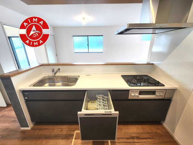 福岡市南区鶴田2丁目第8-1棟（4号棟）のキッチン|ご家族を近くに感じられる対面キッチンのLDK。会話もはずみそうですね。