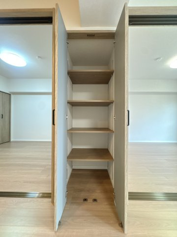 【収納】 | 警固ハウス☆仲介手数料無料☆ | 【リフォーム済みの清潔な収納スペース】内装に合わせ、収納内部も美しく一新。棚板の調整など使い勝手にも配慮されており、大切な衣類も安心して保管いただけます。