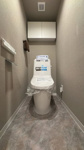 【トイレ】 | 警固ハウス☆仲介手数料無料☆ | 【温水洗浄便座】清潔感のあるトイレ空間。上部には収納棚があり、備品もスマートに保管できます。毎日使う場所だからこそ、心地よさにこだわりました。