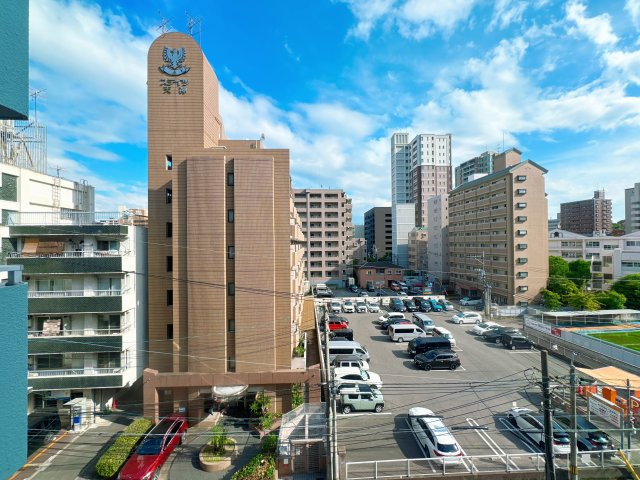 【展望】 | 警固ハウス☆仲介手数料無料☆ | 遮るもののない開放的な景色が広がります。夜には街の灯りが美しく、季節の移ろいを身近に感じられる贅沢な眺めです。