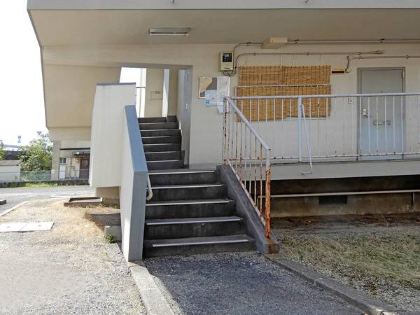 ビレッジハウス富岡2号棟のエントランス