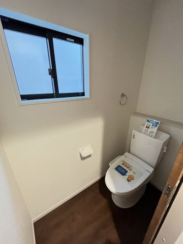 【トイレ】 | 福岡市早良区田村5丁目6期　1号棟（全1棟）【仲介手数料無料・0円】 | 施工例。1階のトイレです。施工例は完成時と異なる場合があります。