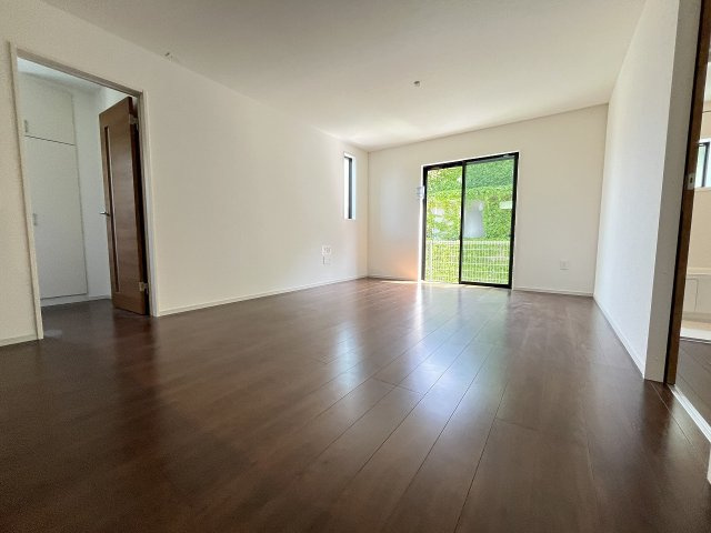 【居間・リビング】 | 福岡市早良区田村5丁目6期　1号棟（全1棟）【仲介手数料無料・0円】 | 施工例。施工例は完成時と異なる場合があります。