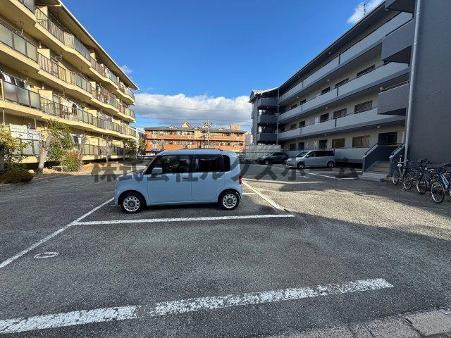 ヴィラ貴瀬2号館の駐車場