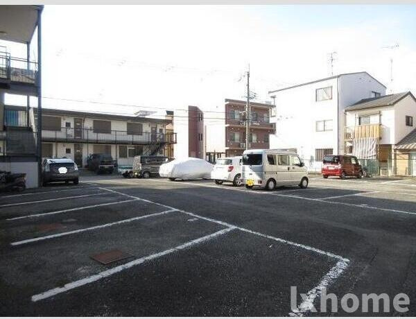 ホワイトピア中西の駐車場|駐車場があるので、車を買う予定の方も安心です