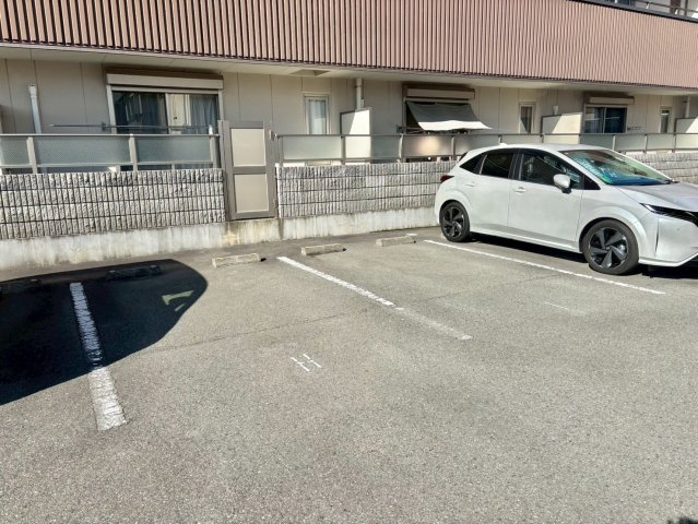ローレルコート宮西の駐車場
