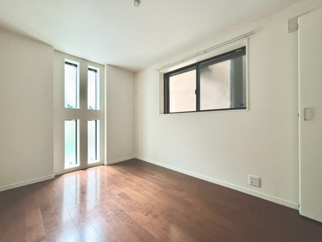 中野区沼袋1丁目　中古戸建の洋室|木のぬくもりが感じられるナチュラルな雰囲気に仕上がった室内です。

現地ご見学希望・資料請求などお気軽にお問い合わせ下さい！
03-5990-5201