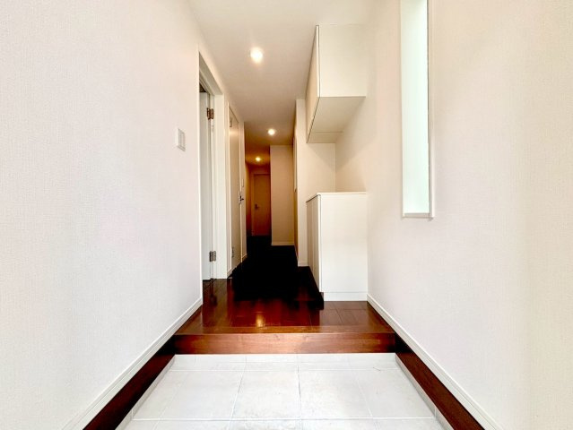 中野区沼袋1丁目　中古戸建の玄関|玄関横にはシューズボックスがついているため、片付いた玄関がキープできます！

現地ご見学希望・資料請求などお気軽にお問い合わせ下さい！
03-5990-5201