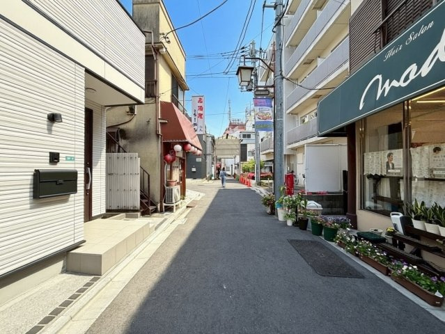 中野区沼袋1丁目　中古戸建の前面道路含む現地写真|子育てしやすい住環境！教育施設や商業施設も徒歩圏内に充実。

ご内見希望・資料請求などお気軽にお問い合わせ下さい！
03-5990-5201