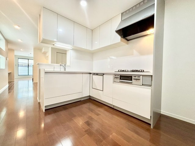 中野区沼袋1丁目　中古戸建のキッチン|使いやすいＬ字型のキッチン！移動距離が少ないのがポイント。

現地ご見学希望・資料請求などお気軽にお問い合わせ下さい！
03-5990-5201