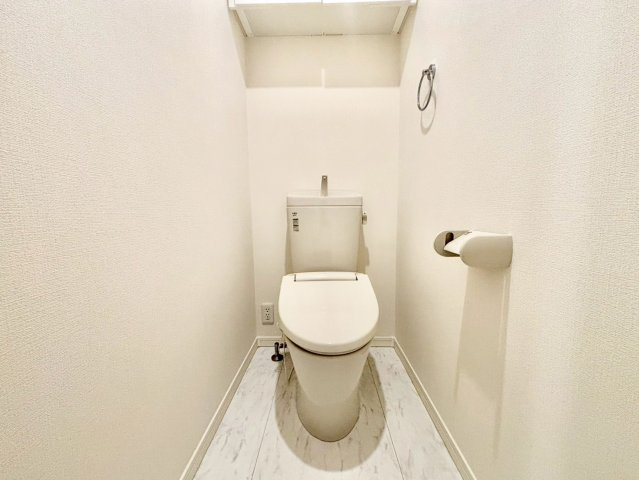 中野区沼袋1丁目　中古戸建のトイレ|トイレは2ヶ所に設置しているため、来客時にも気兼ねなく使えます！

現地ご見学希望・資料請求などお気軽にお問い合わせ下さい！
03-5990-5201