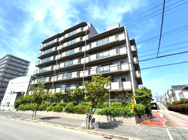 シャルマンコーポ西宮東の外観|各方面アクセスがいい住居は日々の生活を助けてくれますね。

