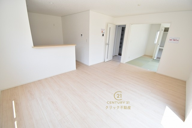 Cradlegarden　 笠間市鯉淵　第9　1の居間・リビング|カーテンやラグの色、質感、選ぶ家具などでお部屋の雰囲気が変わります。お好みのインテリアを楽しみましょう♪白を基調とした内装ですので、あらゆるスタイルが馴染みます。