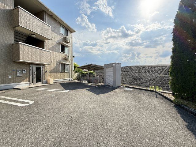 ドミールＫの駐車場