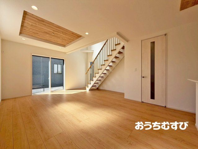 春日井市西高山町2丁目(全4棟)の居間・リビング